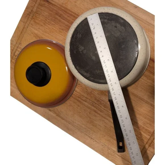 Vintage Strawberry Fields 2 Quart Enamel Cooking Pot with lid - Picture 9 of 16